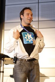 Mark Shuttleworth financially supports KDE project